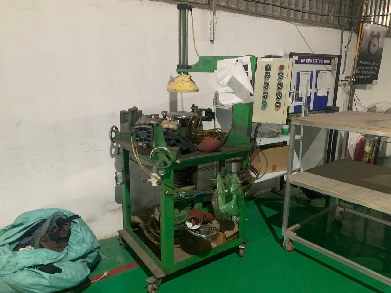 Metal spinning machine